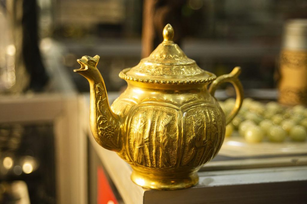 An ornamental kettle of pure gold
